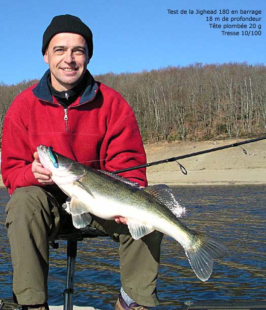 Michel Tarragnat et un sandre pris sur canne verticale Mitchell Jighead 180