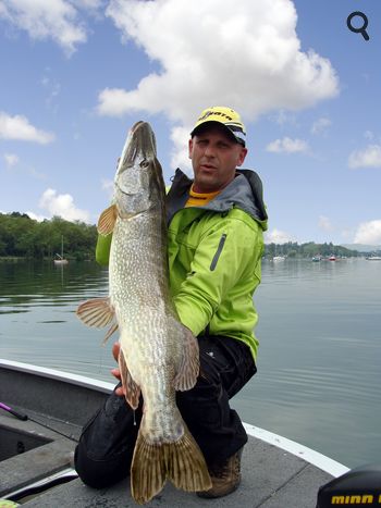 Un gros brochet du lac Léman