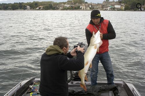 Gros brochet capturé pendant le tournage d'une vidéo