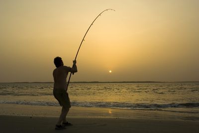 Coup du soir en surf casting sur une plage des Bijagos